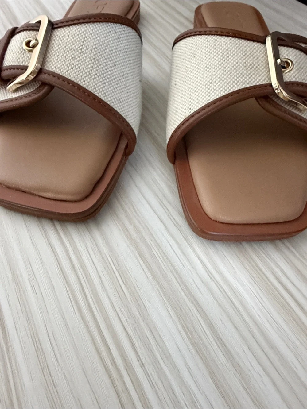LOFT Cream and Brown Buckled Slide Sandals!! EUC 🤎🤍